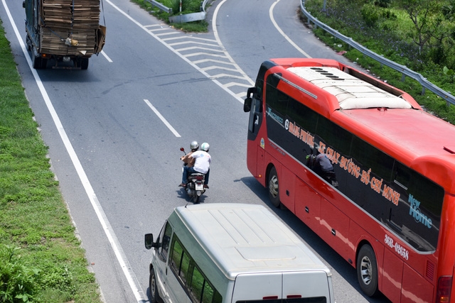  Một xe máy đua tốc độ, cắt mặt ô tô trên tuyến đường cho phép lưu thông tốc độ cao Hà Nội - Bắc Giang 