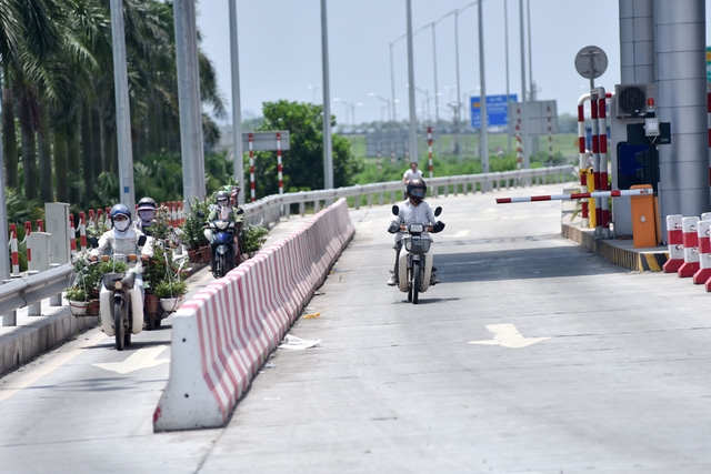  Trong khi đó, nhiều ý kiến cũng bức xúc với cách thu phí tại đây. Với vị trí đặt trạm thu phí (TTP) tại Km152+080 quốc lộ 1 (xã Phù Chẩn, thị xã Từ Sơn, tỉnh Bắc Ninh) chỉ cách TTP Phù Đổng cũ (thuộc địa phận huyện Gia Lâm, Hà Nội) vài kilômét, đồng nghĩa với việc, muốn vào Hà Nội hoặc đi Hà Nam, các phương tiện đi từ Lạng Sơn, Bắc Giang, Bắc Ninh, Quảng Ninh (theo đường 1A) đều buộc phải qua TTP này. Theo quy định, xe dưới 12 ghế ngồi, xe tải có tải trọng dưới 2 tấn và các loại xe buýt vận tải khách công cộng đều áp dụng mức phí 35.000 đồng/lượt. Tức là sau khi đã đi qua TTP, phương tiện đi ra ở bất kỳ chỗ nào trên đường cũng bị thu một mức phí đồng đều như nhau. Nhiều lái xe cho rằng áp dụng cứng như vậy là không hợp lý và quá cao. Có người hằng ngày chỉ đi một đoạn ngắn quãng 12km từ Khu công nghiệp Ninh Hiệp (Gia Lâm) sang Từ Sơn (Bắc Ninh) cũng phải trả phí như người đi suốt tuyến đường dài 45km là không công bằng… 