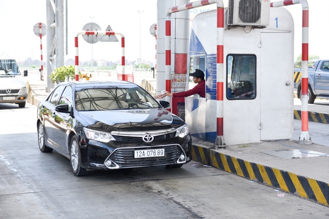  “Một ngày tôi di chuyển 4 lượt trên tuyến đường này, mật độ phương tiện rất cao, nhiều xe gắn máy lấn sang làn ô tô khiến việc di chuyển trên đường cao tốc quá khó khăn. Với mức thu phí hiện tại xe ô tô con 4 chỗ với giá 35 nghìn/lượt là mức thu cao so với tình trạng đường hiện tại”, một người dân tại đây cho biết. 