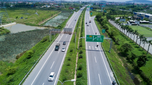  Trước phản ứng dữ dội của 2 địa phương là Bắc Ninh và Bắc Giang, Bộ GTVT đã “hạ” tuyến đường này về đúng chuẩn QL. Được biết, tiến độ của tuyến đường gom cho xe máy đi lại vừa được Bộ GTVT gia hạn đến hết năm 2018. Kiểm toán Nhà nước cũng vừa chỉ ra một loạt tồn tại trên tuyến cao tốc được châm trước này dẫn đến chênh lệch, phải xử lý tài chính hơn 90 tỷ đồng do sai khối lượng, sai đơn giá... 