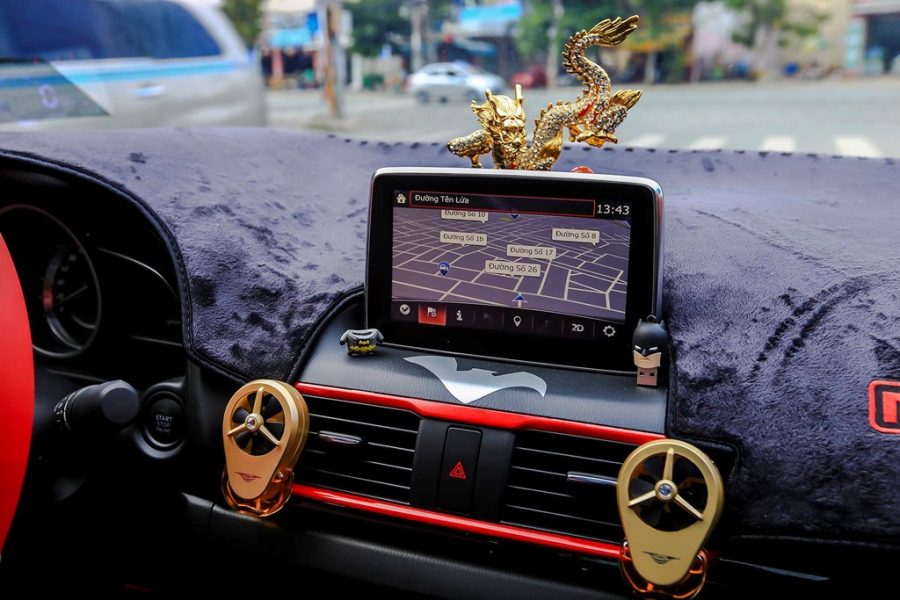 Mazda3 2017 dan tem Batman, do do choi tai Sai Gon hinh anh 5