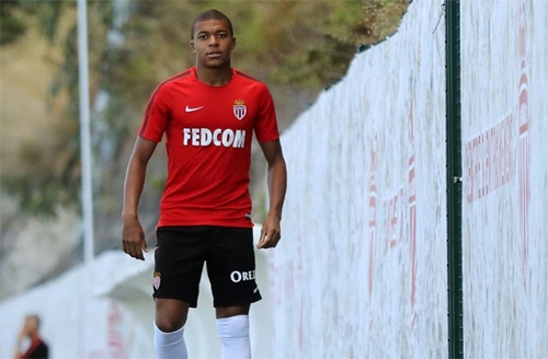 mbappe-danh-nhau-voi-dong-doi-bi-hlv-duoi-ve-nha