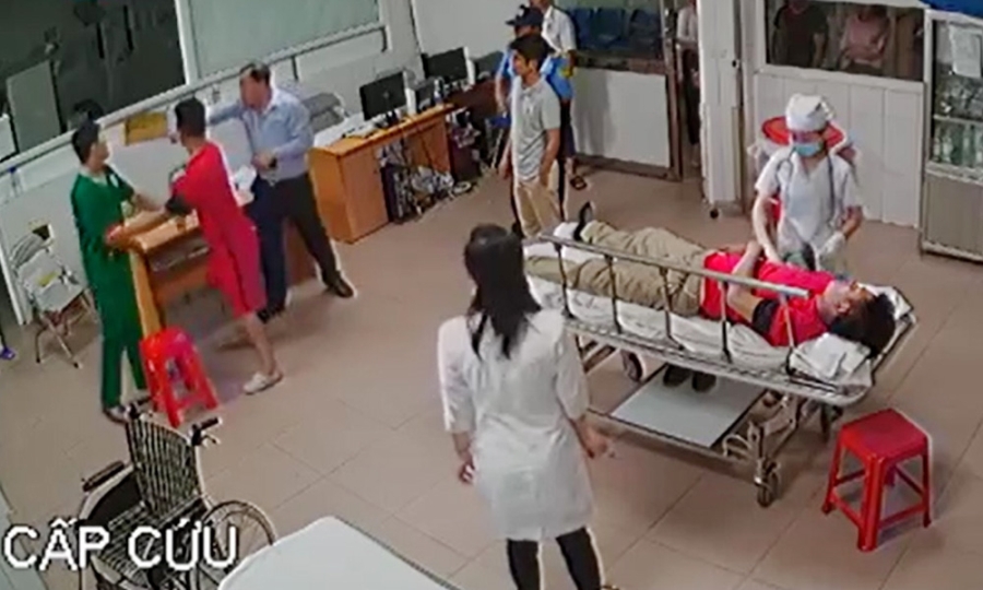 nguoi hanh hung bac si tai nghe an: toi xau ho ve hanh vi cua minh hinh anh 1