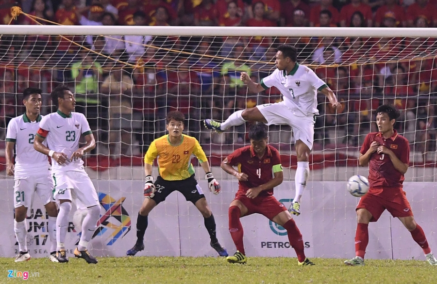 Nhung pha bong bao luc cua U22 Indonesia hinh anh 8