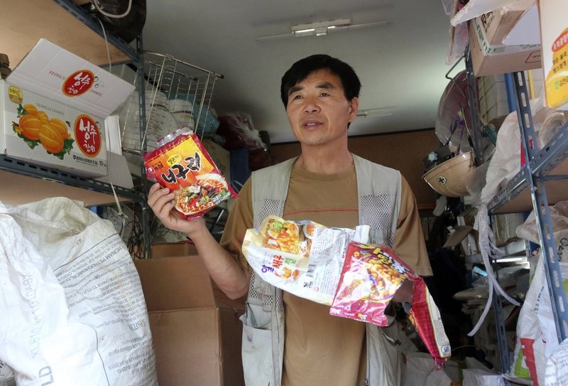 Cuoc chien tuyen truyen Trieu Tien: Bong bay, to roi va phim anh hinh anh 5