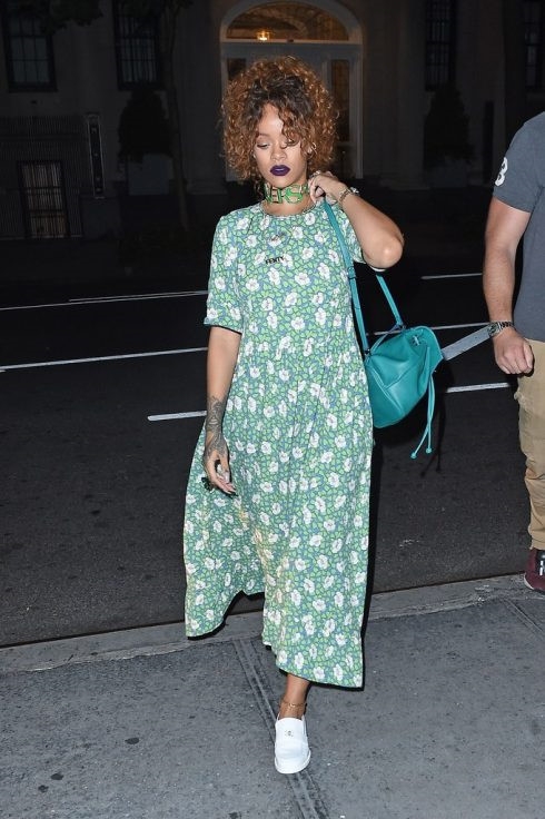 Thanh Hang, Gigi Hadid dien vay va sneaker nhu the nao? hinh anh 4