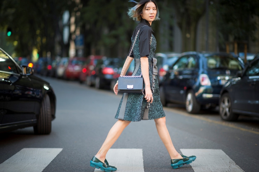 Thanh Hang, Gigi Hadid dien vay va sneaker nhu the nao? hinh anh 6