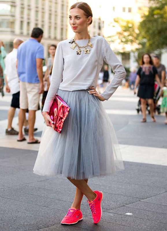 Thanh Hang, Gigi Hadid dien vay va sneaker nhu the nao? hinh anh 7