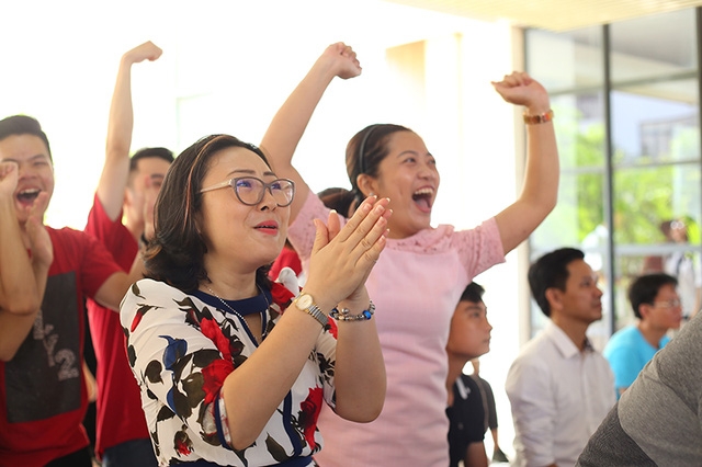  Cô Phạm Kim Hoàn - cô chủ nhiệm lớp 1 của Phạm Huy Hoàng hào hứng: Không ngờ những kiến thức cơ bản từ bậc Tiểu học mà Huy Hoàng vẫn ghi nhớ và áp dụng để trả lời câu hỏi một cách nhanh chóng. Ngay từ những ngày gặp Hoàng khi còn là một cậu nhóc 6 tuổi, tôi đã biết đây sẽ là một nhà vô địch. Chúc dành em sẽ luôn vững bước trên đường chinh phục đỉnh vinh quang. 