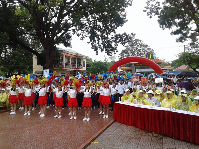  Tại Quảng Trị, trời bất ngờ đổ mưa nhưng không vì thế làm giảm bầu nhiệt huyết của các bạn học sinh cổ vũ cho Nhật Minh. 
