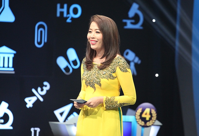 Nữ MC Diệp Chi dẫn chương trình tại trường quay S14 
