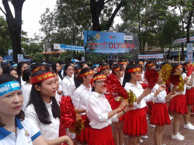  Em Phan Thị Trang, lớp 10A2, chúc anh Nhật Minh cố gắng, tự tin giành vòng nguyệt quế 