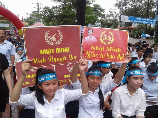  Học sinh trong trường mang khẩu hiệu cổ vũ cho Nhật Minh 