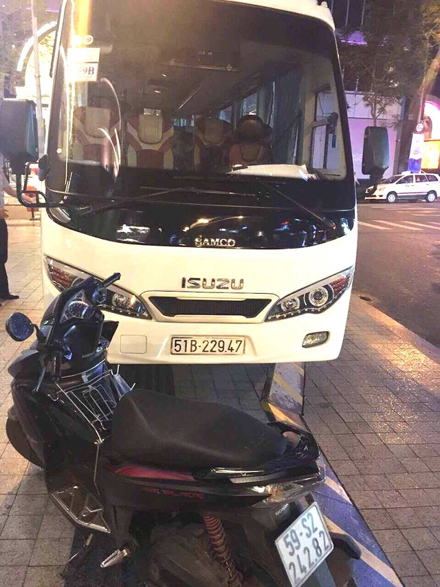 Hàng loạt ô tô đậu trên vỉa hè trong đêm bị ông Hải yêu cầu xử phạt