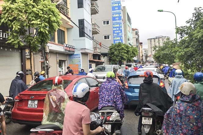 Hàng loạt tuyến đường Thủ đô ùn tắc trong cơn mưa buổi sáng - ảnh 6