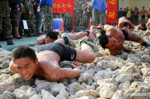 Nhung man “luyen quan” ghe ron nhat trong quan doi cac nuoc-Hinh-16