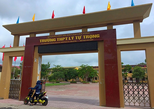 truong-hoc-yeu-cau-nu-giao-vien-khong-duoc-mac-vay-len-lop