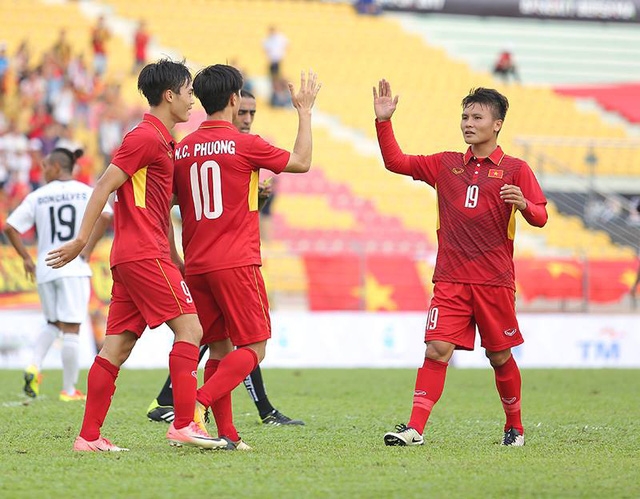 cong phuong va tuan anh ngoi du bi o tran dau voi campuchia? hinh anh 1