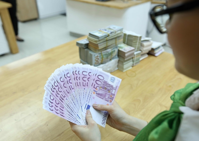 Giá USD giảm mạnh so với euro khiến hàng hóa VN xuất vào EU rẻ hơn  /// Ảnh: Đào Ngọc Thạch