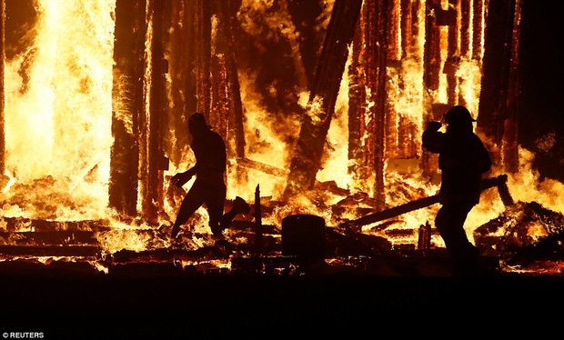 Mỹ: Du khách tham gia lễ hội Burning Man kinh hãi khi thấy một người đàn ông lao mình vào biển lửa - Ảnh 1.