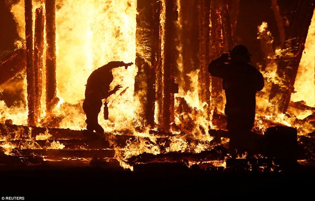 Mỹ: Du khách tham gia lễ hội Burning Man kinh hãi khi thấy một người đàn ông lao mình vào biển lửa - Ảnh 2.