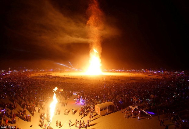 Mỹ: Du khách tham gia lễ hội Burning Man kinh hãi khi thấy một người đàn ông lao mình vào biển lửa - Ảnh 4.