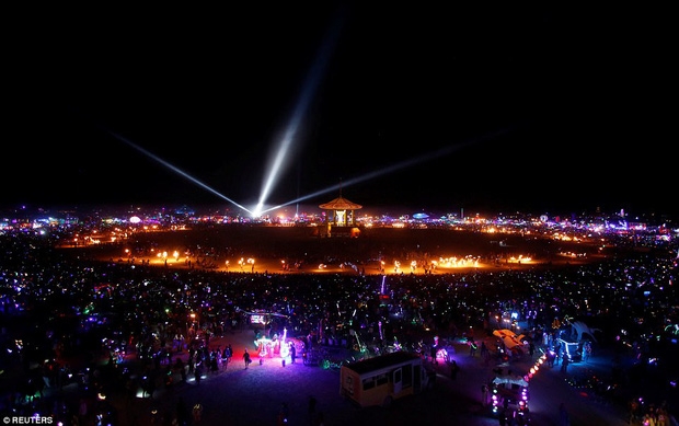 Mỹ: Du khách tham gia lễ hội Burning Man kinh hãi khi thấy một người đàn ông lao mình vào biển lửa - Ảnh 6.