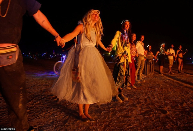 Mỹ: Du khách tham gia lễ hội Burning Man kinh hãi khi thấy một người đàn ông lao mình vào biển lửa - Ảnh 7.