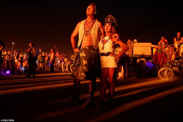 Mỹ: Du khách tham gia lễ hội Burning Man kinh hãi khi thấy một người đàn ông lao mình vào biển lửa - Ảnh 8.