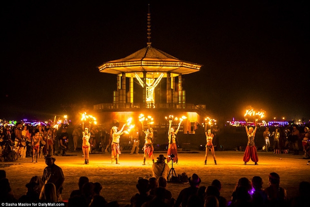 Mỹ: Du khách tham gia lễ hội Burning Man kinh hãi khi thấy một người đàn ông lao mình vào biển lửa - Ảnh 9.