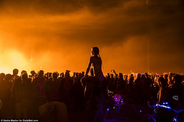 Mỹ: Du khách tham gia lễ hội Burning Man kinh hãi khi thấy một người đàn ông lao mình vào biển lửa - Ảnh 10.