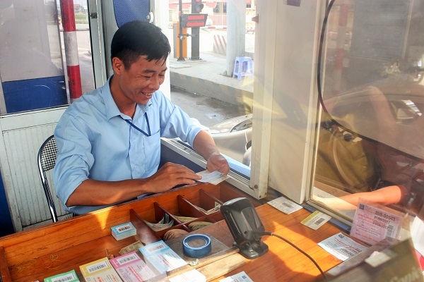  Một nhân viên thu phí tại trạm cho biết sáng nay trạm đã thông thoáng, ổn định trở lại. 