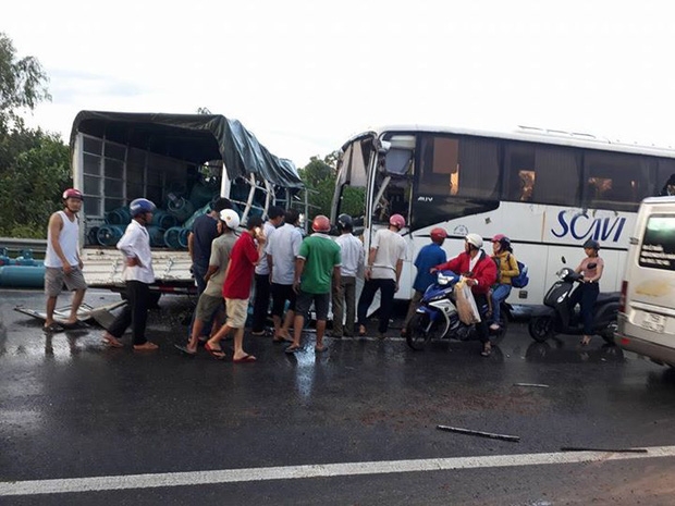 Quảng Trị: Xe chở công nhân va chạm liên hoàn với xe tải và xe máy, nhiều người bị thương - Ảnh 1.