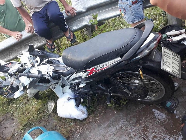 Quảng Trị: Xe chở công nhân va chạm liên hoàn với xe tải và xe máy, nhiều người bị thương - Ảnh 2.