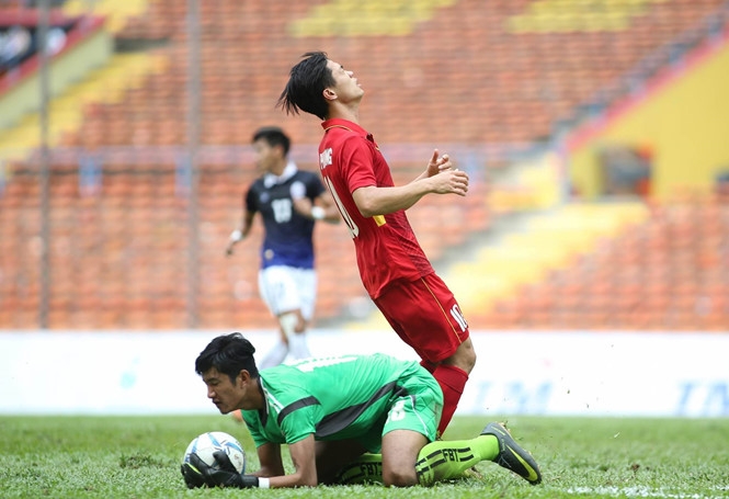Trận U.22 Việt Nam (áo đỏ) thắng U.22 Campuchia 4-1 ở vòng bảng SEA Games 29 nằm trong số trận đấu bị nghi ngờ bán độ /// ĐỘC LẬP