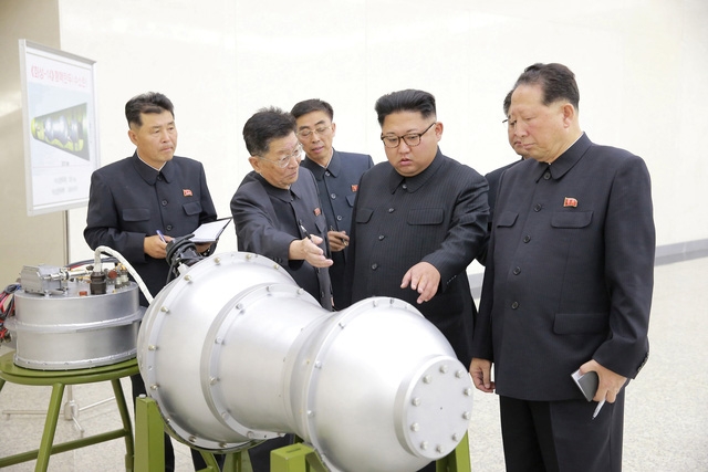 Nhà lãnh đạo Kim Jong-un thị sát một vật thể được cho là đầu đạn tên lửa Triều Tiên (Ảnh: Reuters)