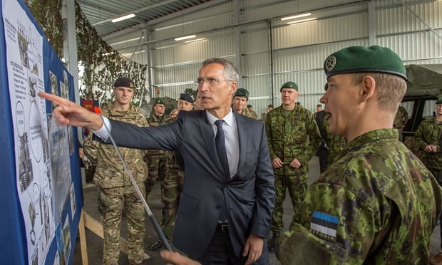  Tổng thư ký NATO Jens Stoltenberg thăm căn cứ quân sự ở Estonia. (Ảnh: AFP) 