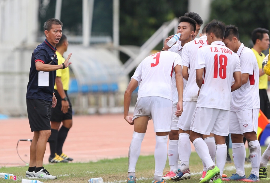 HLV Hoang Anh Tuan tuc gian nem chai nuoc vi U18 VN tu man hinh anh 2