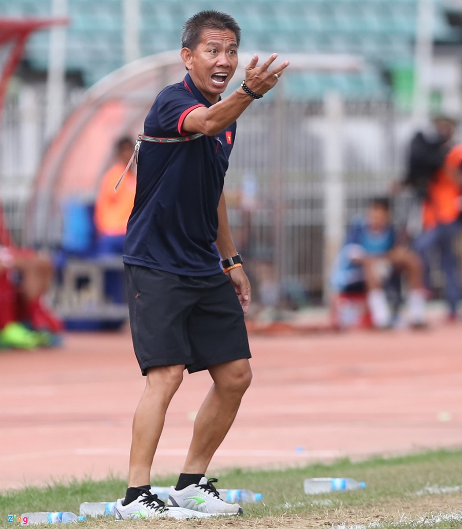 HLV Hoang Anh Tuan tuc gian nem chai nuoc vi U18 VN tu man hinh anh 3