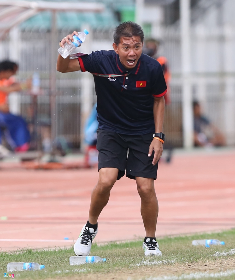HLV Hoang Anh Tuan tuc gian nem chai nuoc vi U18 VN tu man hinh anh 4
