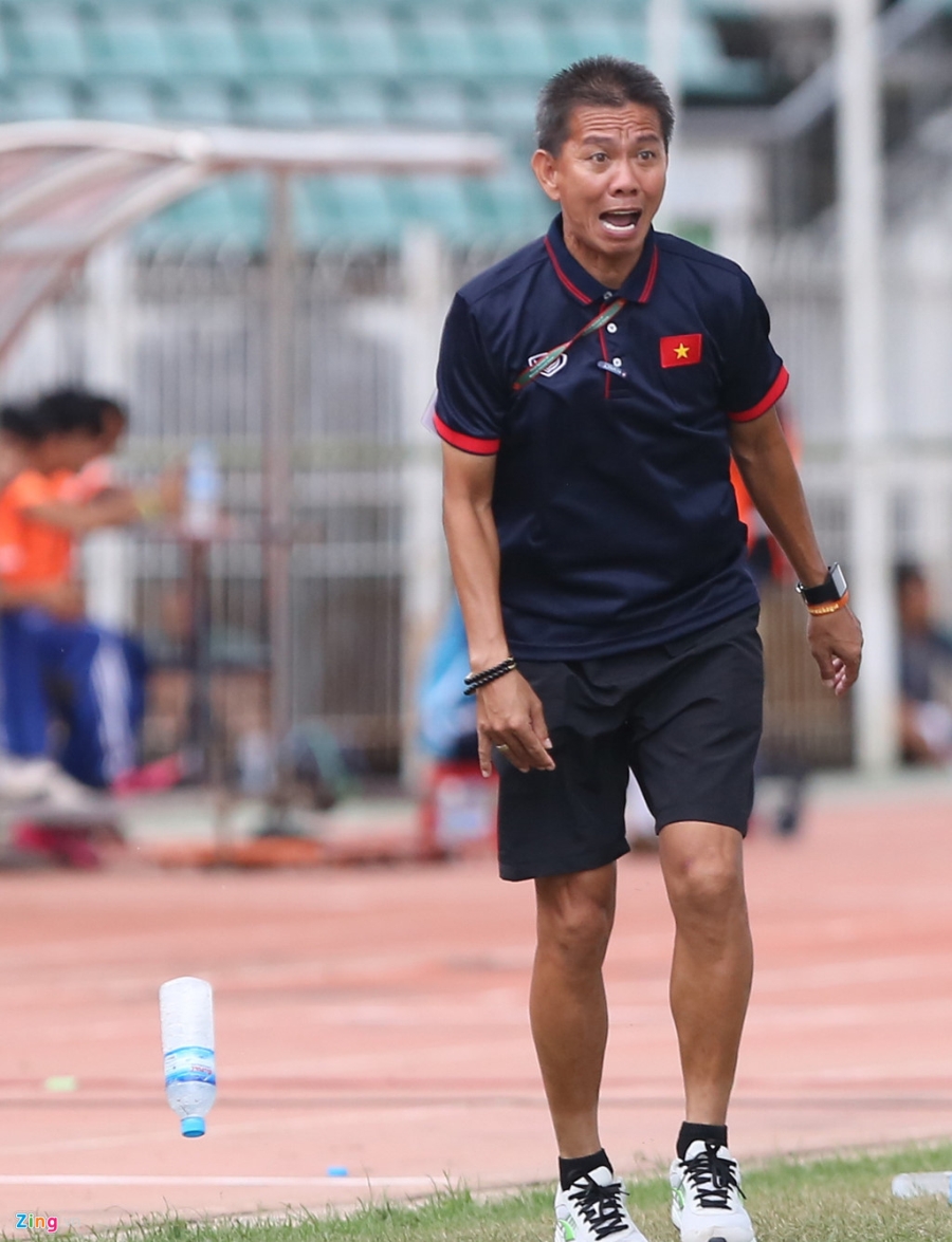 HLV Hoang Anh Tuan tuc gian nem chai nuoc vi U18 VN tu man hinh anh 5