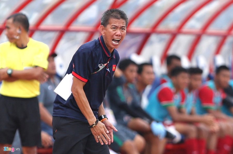 HLV Hoang Anh Tuan tuc gian nem chai nuoc vi U18 VN tu man hinh anh 6