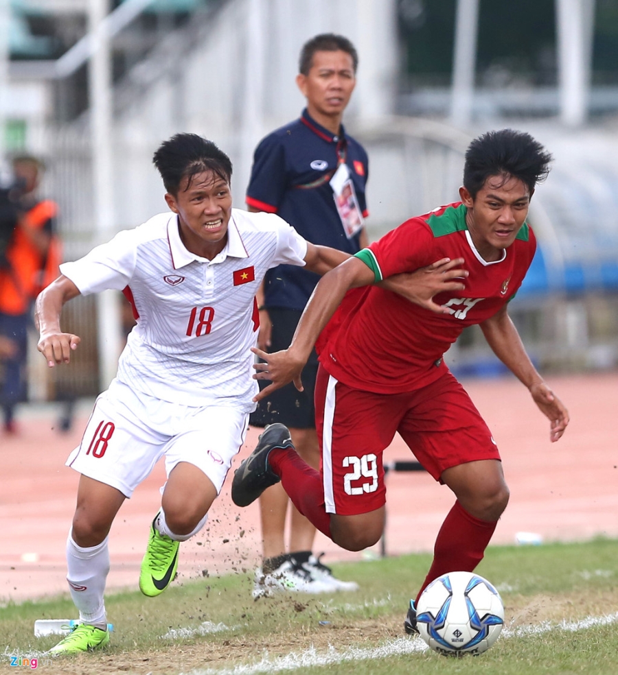 HLV Hoang Anh Tuan tuc gian nem chai nuoc vi U18 VN tu man hinh anh 7