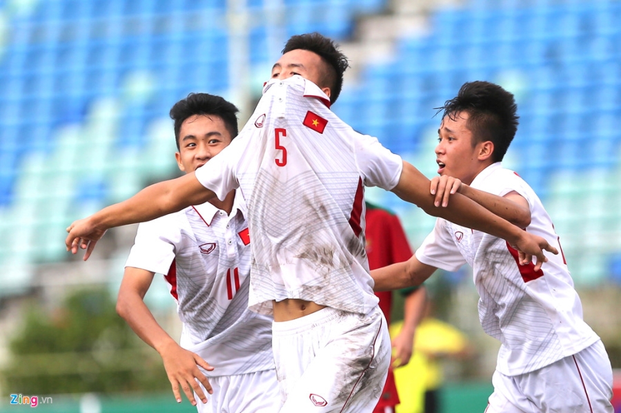 HLV Hoang Anh Tuan tuc gian nem chai nuoc vi U18 VN tu man hinh anh 8