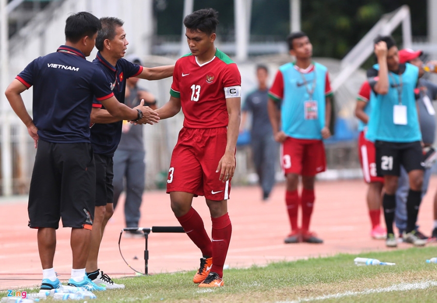 HLV Hoang Anh Tuan tuc gian nem chai nuoc vi U18 VN tu man hinh anh 9