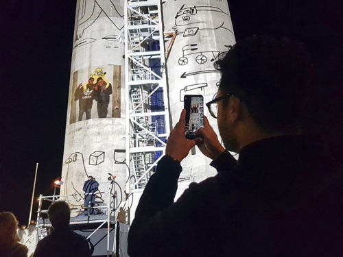 At one demonstration in New Zealand, local character artist Andrew Steel used the S Pen to embellish user photos captured with the Galaxy Note8. The resulting images were then projected on the Silo 6, an iconic Auckland structure.