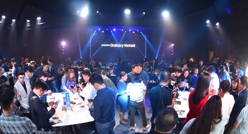 loat-su-kien-ra-mat-galaxy-note8-tren-the-gioi-3