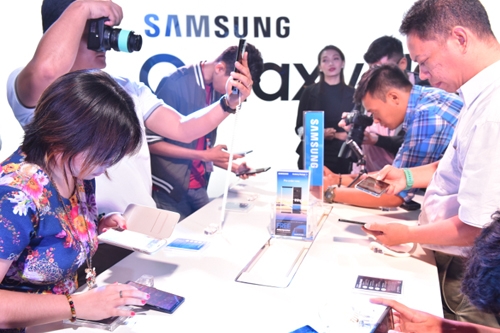 loat-su-kien-ra-mat-galaxy-note8-tren-the-gioi-4