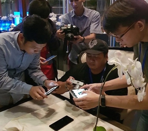 loat-su-kien-ra-mat-galaxy-note8-tren-the-gioi-7