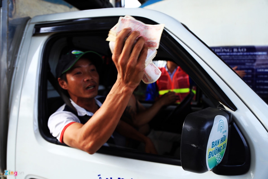 Canh sat giao thong ngan tai xe tra tien le o BOT Bien Hoa hinh anh 1